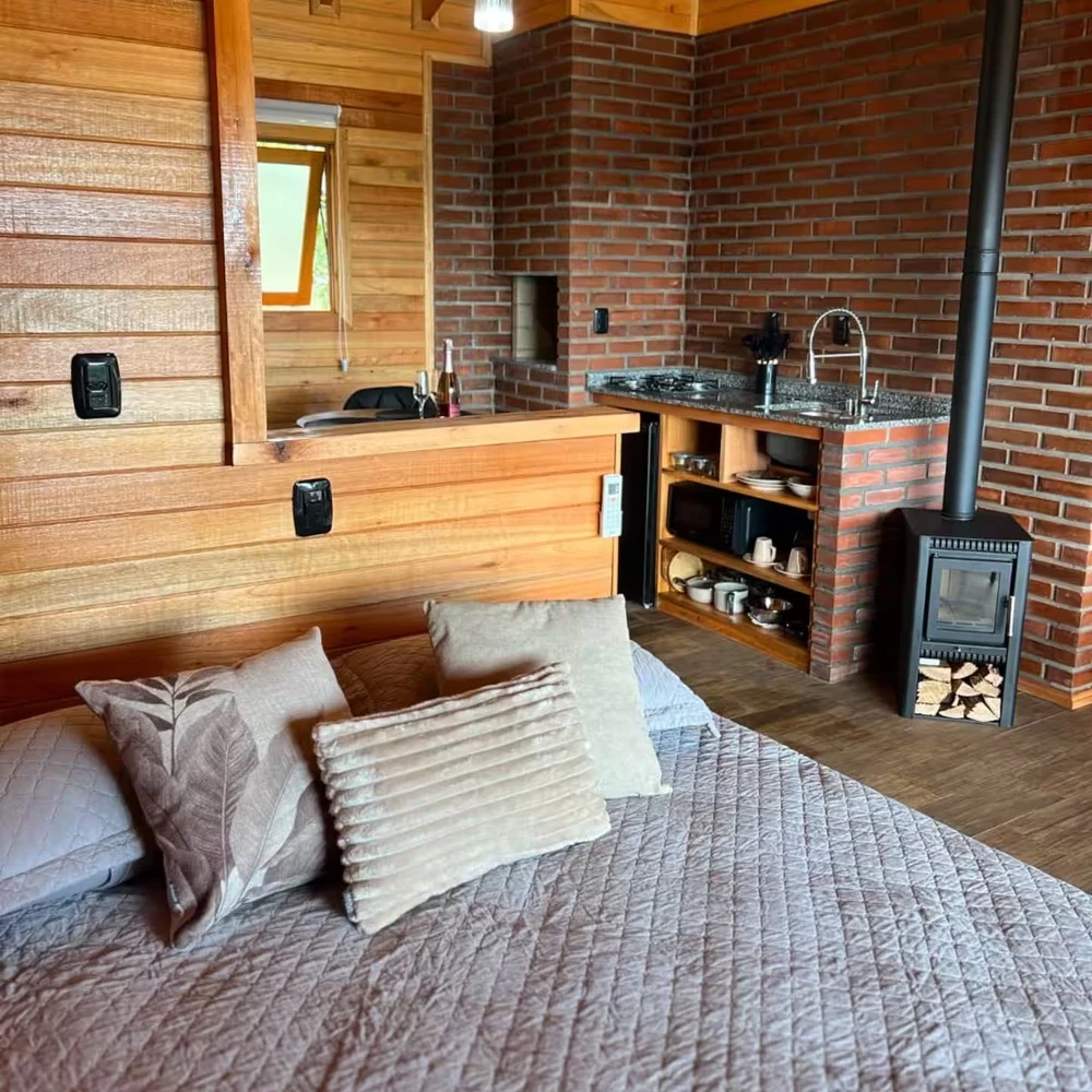 Quarto do Chalé das Palmeiras com lareira a lenha